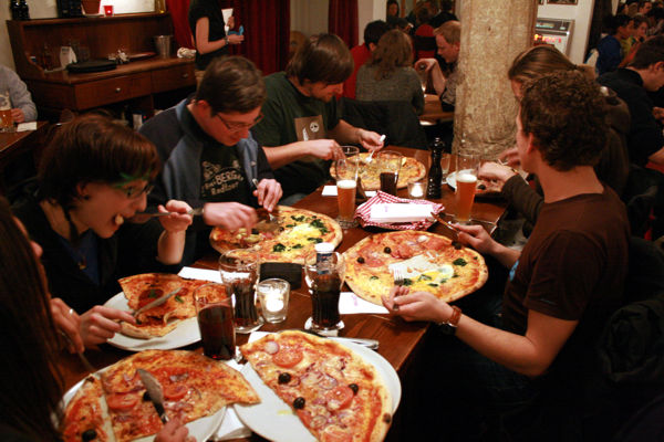 Pizzas größer wie der Tisch Pizzas größer wie der Tisch