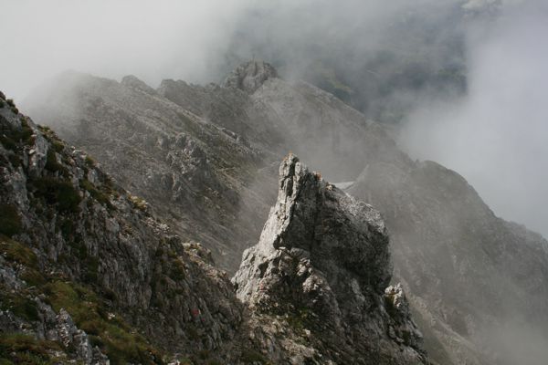 Übergang auf dem Grat zum Tuxeck mitten in den Wolken ohne Weg Übergang auf dem Grat zum Tuxeck mitten in den Wolken ohne Weg