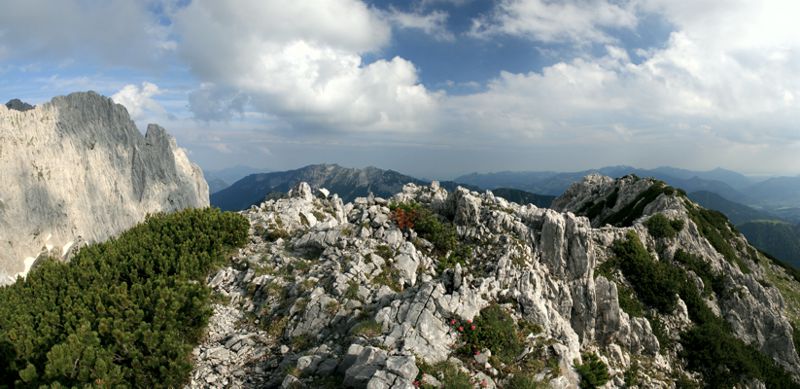 Der schmale Gipfelgrat auf dem Mitterkaiser. Der schmale Gipfelgrat auf dem Mitterkaiser.