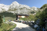 Mittlerweile sind viele Radler am Karwendelhaus angekommen.