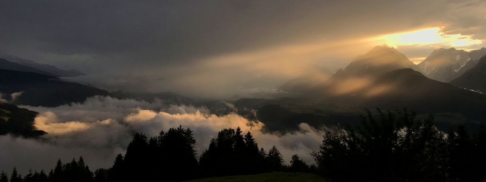 Unter mir der Regen, über mir die Sonne. Traumhaft. Unter mir der Regen, über mir die Sonne. Traumhaft.