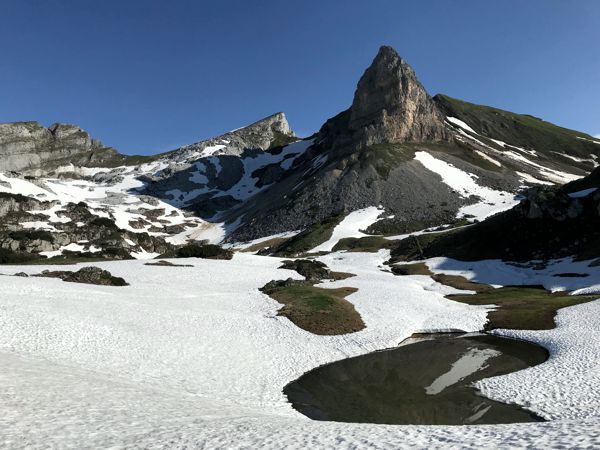Schnee und See am Fuße des Rosskopfes. Wo genau geht der Weg lang? Schnee und See am Fuße des Rosskopfes. Wo genau geht der Weg lang?