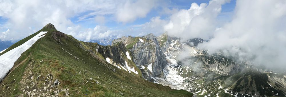 Links die Rofanspitze und rechts in den Wolken das Spieljoch und Hochiss. Links die Rofanspitze und rechts in den Wolken das Spieljoch und Hochiss.