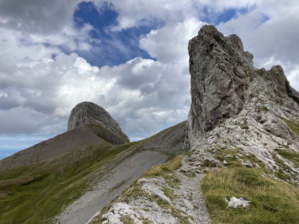 Über dem Hochnideri-Sattel schließen sich die letzten Wolkenlücken. Über dem Hochnideri-Sattel schließen sich die letzten Wolkenlücken.
