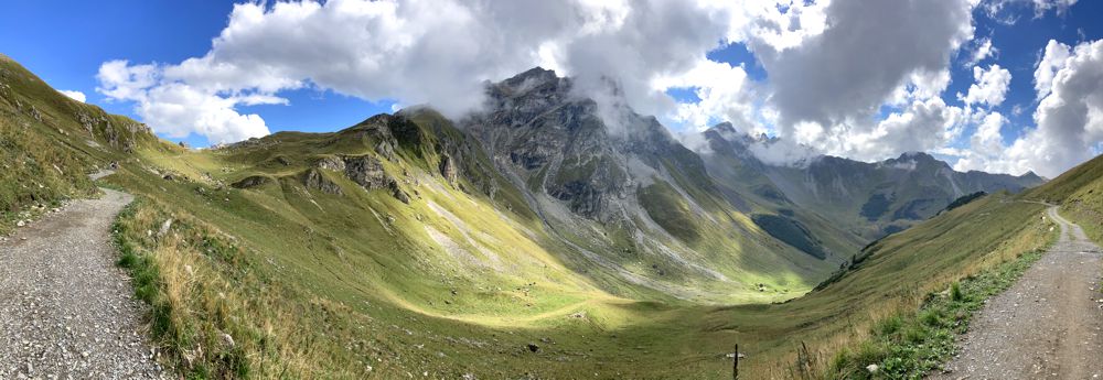 Am Nachmittag hüllte sich der Naafkopf (vorn) und die Grauspitze (hinten) in Wolken. Am Nachmittag hüllte sich der Naafkopf (vorn) und die Grauspitze (hinten) in Wolken.
