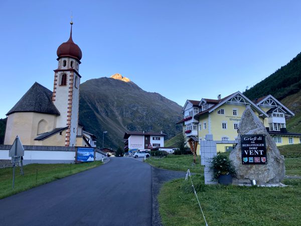 Kurz nach 7 Uhr morgens. Morgenstimmung in Vent mit den ersten Sonnenstrahlen an der Talleitspitze (3406 m). Kurz nach 7 Uhr morgens. Morgenstimmung in Vent mit den ersten Sonnenstrahlen an der Talleitspitze (3406 m).