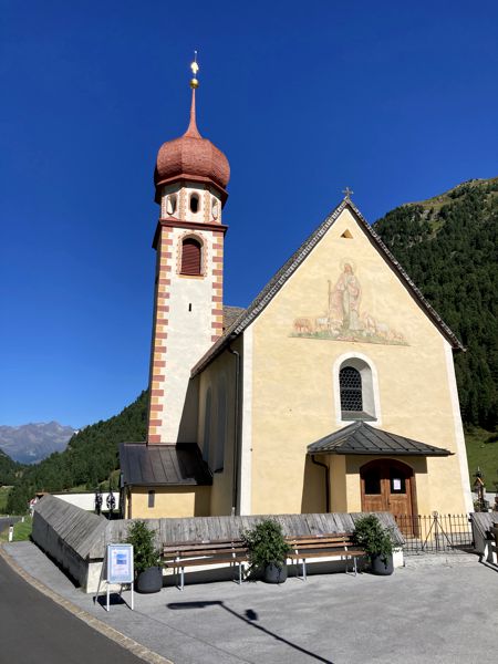 Jakobuskirche am Ortseingang von Vent. Jakobuskirche am Ortseingang von Vent.