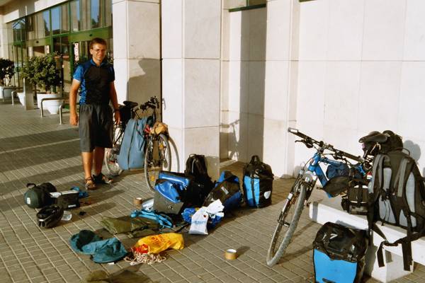 Wir verpacken unsere Räder am Flughafen in Jerez. Wir verpacken unsere Räder am Flughafen in Jerez.