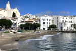 Der kleine Strand Port d‘Alguerlguer mit Kirche Santa Maria.