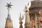 Der Marienturm (Stern), die Türme der Evangelisten (weiße Figuren), Türme der Glorenfassade und der zentrale Jesus Turm (im Bau). 