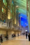 Ein Rausch der Farben aus grün und blau auf der Seite der Geburtsfassade.