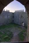 Der Innenhof des Castell del Montgrí mit Eingang und Schutzmauer.
