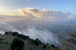 Mit hoher Geschwindigkeit nähern sich die ersten Wolken aus dem Tal und beginnen den Gipfel zu verhüllen.