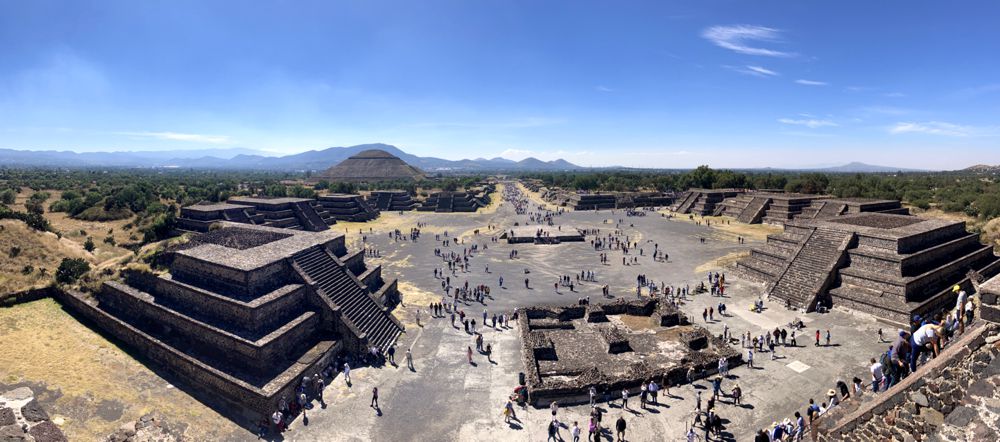 Teotihuacán - mit Blick von der Mondpyramide entlang der Straße der Toten.
