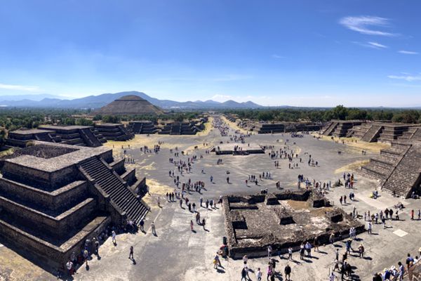 Teotihuacán - mit Blick von der Mondpyramide entlang der Straße der Toten.
