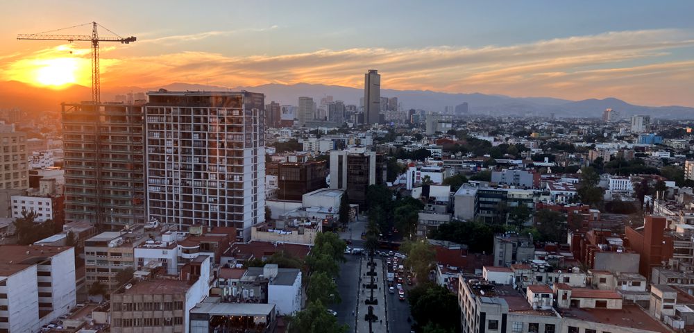 Sonnenuntergang über der Stadt vom Monumento a la Revolución.