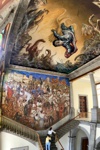 Treppenhaus mit Wand- und Deckengemälden im Schloss Chapultepec.