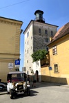 Lotrščak-Turm mit Oldtimer in Gornji Grad (Zagreb).