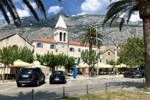 Hafenpromenade in Makarska unter Palmen.
