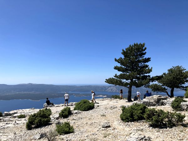 Der Gipfel des Vidova Gora mit Blick nach Hvar. Der Gipfel des Vidova Gora mit Blick nach Hvar.