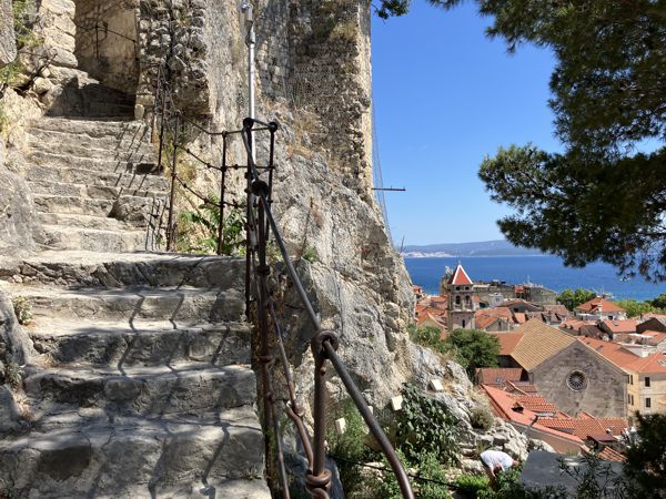 Viele weitere Stufen führen auf den Turm der Tvrđava Mirabela. Viele weitere Stufen führen auf den Turm der Tvrđava Mirabela.