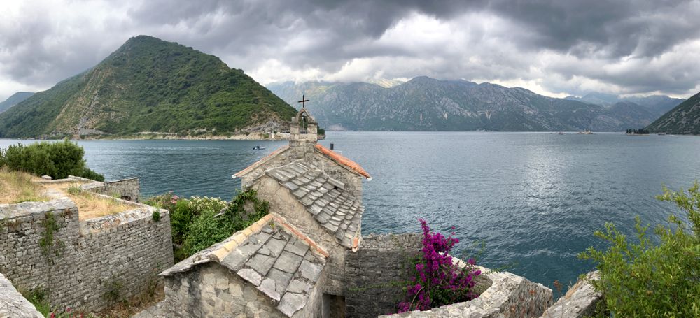 Die innere Bucht von Kotor an der schmalsten Stelle. Die innere Bucht von Kotor an der schmalsten Stelle.