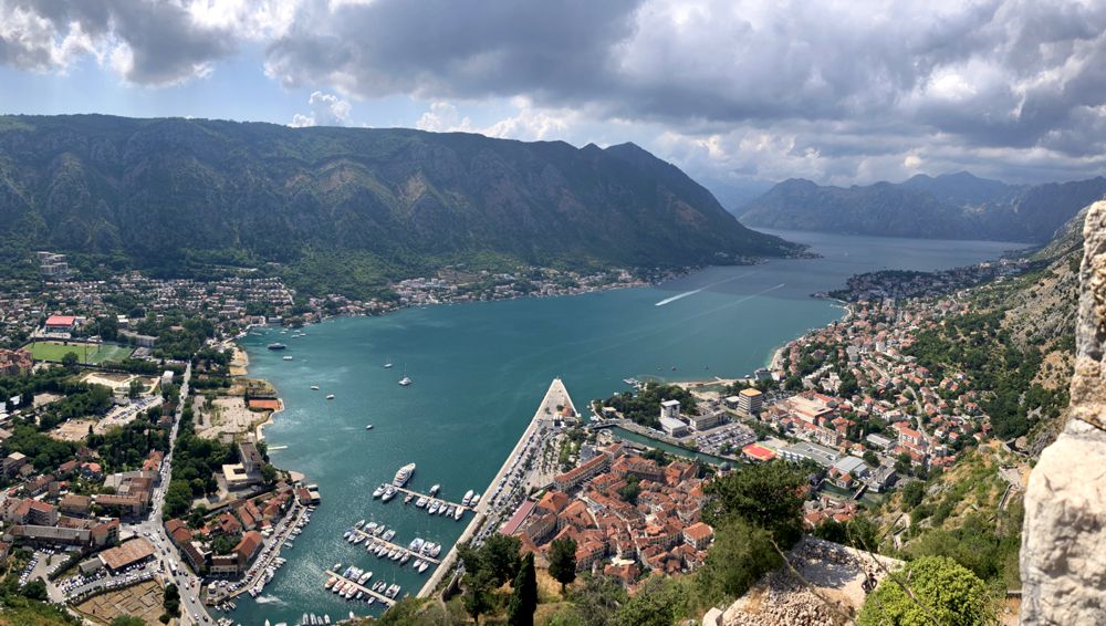 Blick von der Festung San Giovanni auf Kotor und Bucht. Blick von der Festung San Giovanni auf Kotor und Bucht.