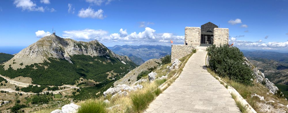 Lovćen Nationalpark - Auf dem Gipfel des Jezerski mit Štirovnik im Hintergrund. Lovćen Nationalpark - Auf dem Gipfel des Jezerski mit Štirovnik im Hintergrund.