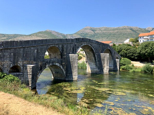 Die Perović-Brücke über den Fluss Trebišnjica. Die Perović-Brücke über den Fluss Trebišnjica.