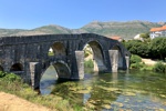 Die Perović-Brücke über den Fluss Trebišnjica.