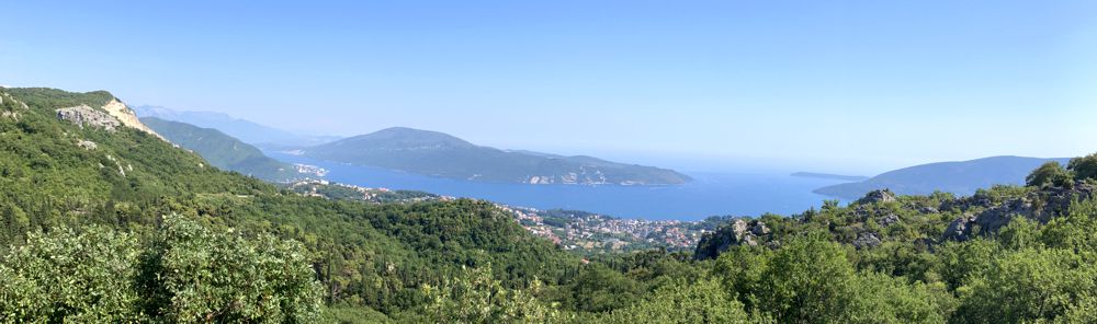 Erster Blick in Montenegro auf die äußere Bucht von Kotor. Erster Blick in Montenegro auf die äußere Bucht von Kotor.