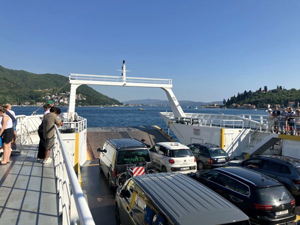 Auf der Fähre über die Bucht von Kotor. Auf der Fähre über die Bucht von Kotor.