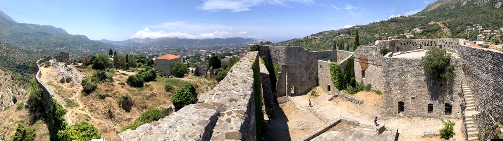 Blick von der Zitadelle - dem höchsten Punkt von Stari Bar. Blick von der Zitadelle - dem höchsten Punkt von Stari Bar.