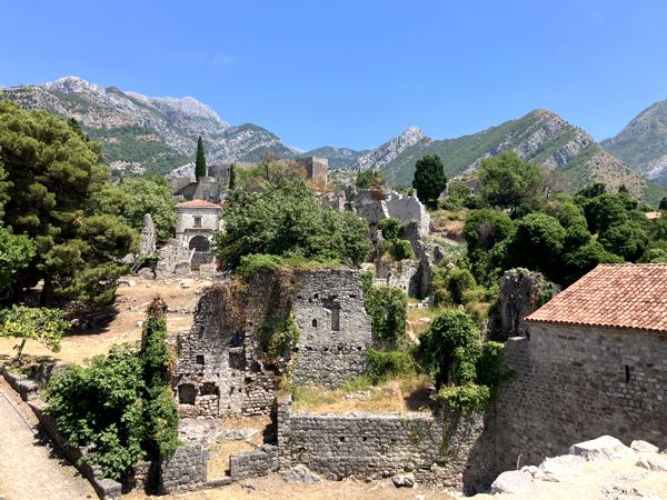 Die Runinen von Stari Bar am Fuße des Rumija-Gebirges. Die Runinen von Stari Bar am Fuße des Rumija-Gebirges.