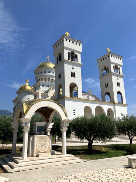 Die prächtige Kirche von St. Jovan Vladimir in Bar erstrahlt im Sonnenschein. Die prächtige Kirche von St. Jovan Vladimir in Bar erstrahlt im Sonnenschein.