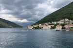 Blick von der Fähre in die inner Bucht von Kotor.