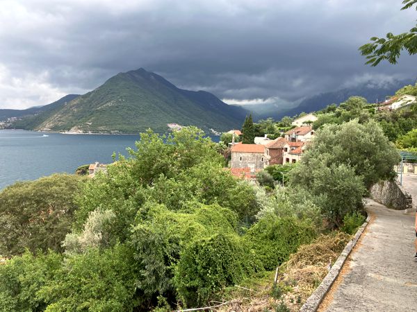 Der gewundene Weg hinab nach Perast. Der gewundene Weg hinab nach Perast.
