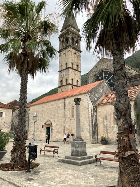 Kirche St. Nikolas bot uns einen guten Regenunterstand. Kirche St. Nikolas bot uns einen guten Regenunterstand.