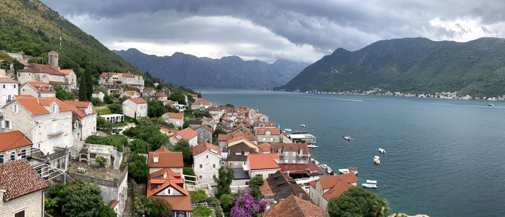 Blick über Perast in Richtung Osten. Blick über Perast in Richtung Osten.