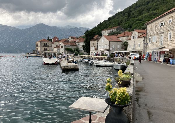 Spaziergang im Hafen von Perast - I. Spaziergang im Hafen von Perast - I.