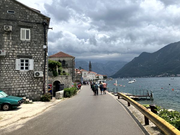 Spaziergang im Hafen von Perast - II. Spaziergang im Hafen von Perast - II.