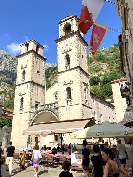 Die Kathedrale von Kotor umgeben von Restaurants. Die Kathedrale von Kotor umgeben von Restaurants.