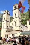 Die Kathedrale von Kotor umgeben von Restaurants.