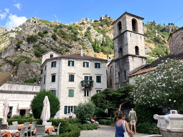 Die Marienkirche mit der Festung San Giovanni auf dem Berg. Die Marienkirche mit der Festung San Giovanni auf dem Berg.