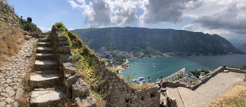 In 1350 Stufen geht es hinauf auf die Festung San Giovanni. In 1350 Stufen geht es hinauf auf die Festung San Giovanni.