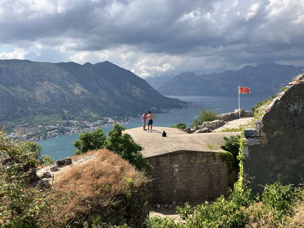 Die Festung San Giovanni beherbergt noch einige Gebäude. Die Festung San Giovanni beherbergt noch einige Gebäude.
