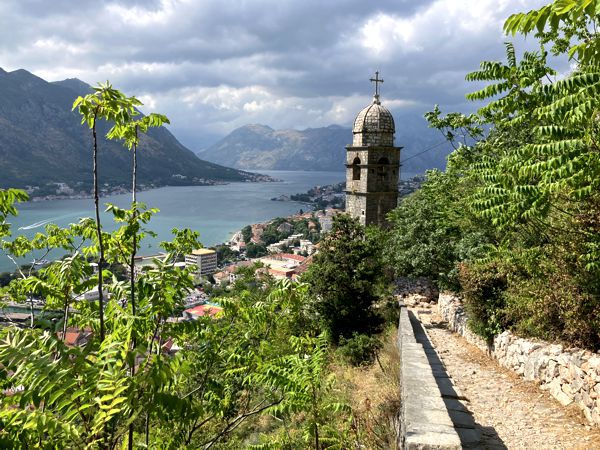 Die Kirche Unserer Lieben Frau der Gesundheit erhebt sich über der Bucht. Die Kirche Unserer Lieben Frau der Gesundheit erhebt sich über der Bucht.