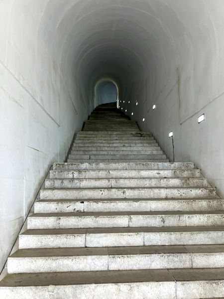 In einem Tunnel auf einen Berg hatten wir zuletzt in Südtirol. In einem Tunnel auf einen Berg hatten wir zuletzt in Südtirol.