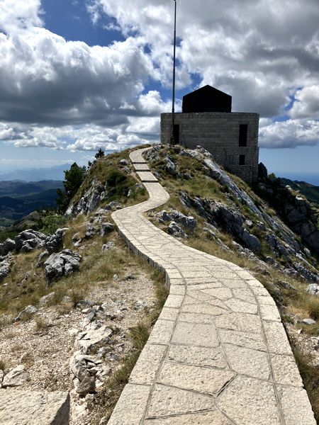 Der Weg zur Aussichtsplattform hinter dem Mausoleum. Der Weg zur Aussichtsplattform hinter dem Mausoleum.