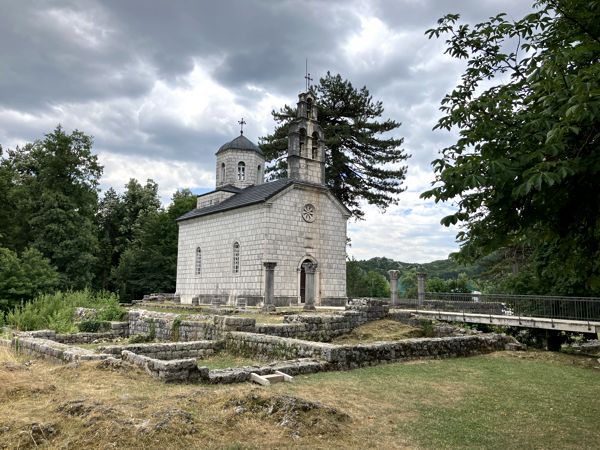 Die Schlosskirche neben der "Biljarda". Die Schlosskirche neben der "Biljarda".